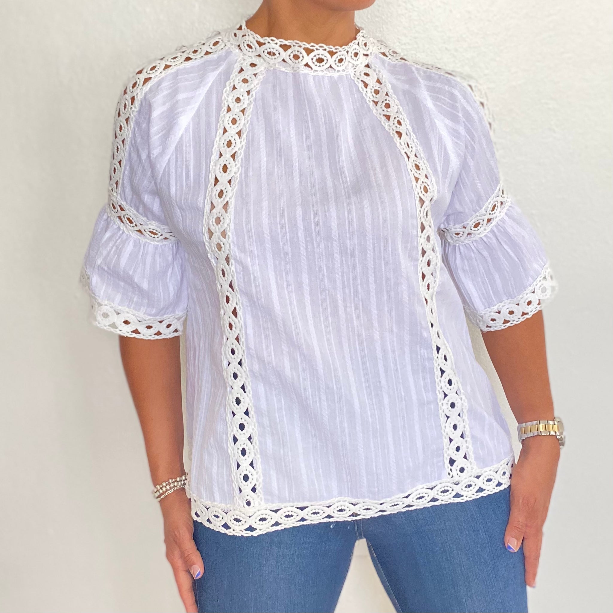 Lace trim detail shoulder cutout blouse top